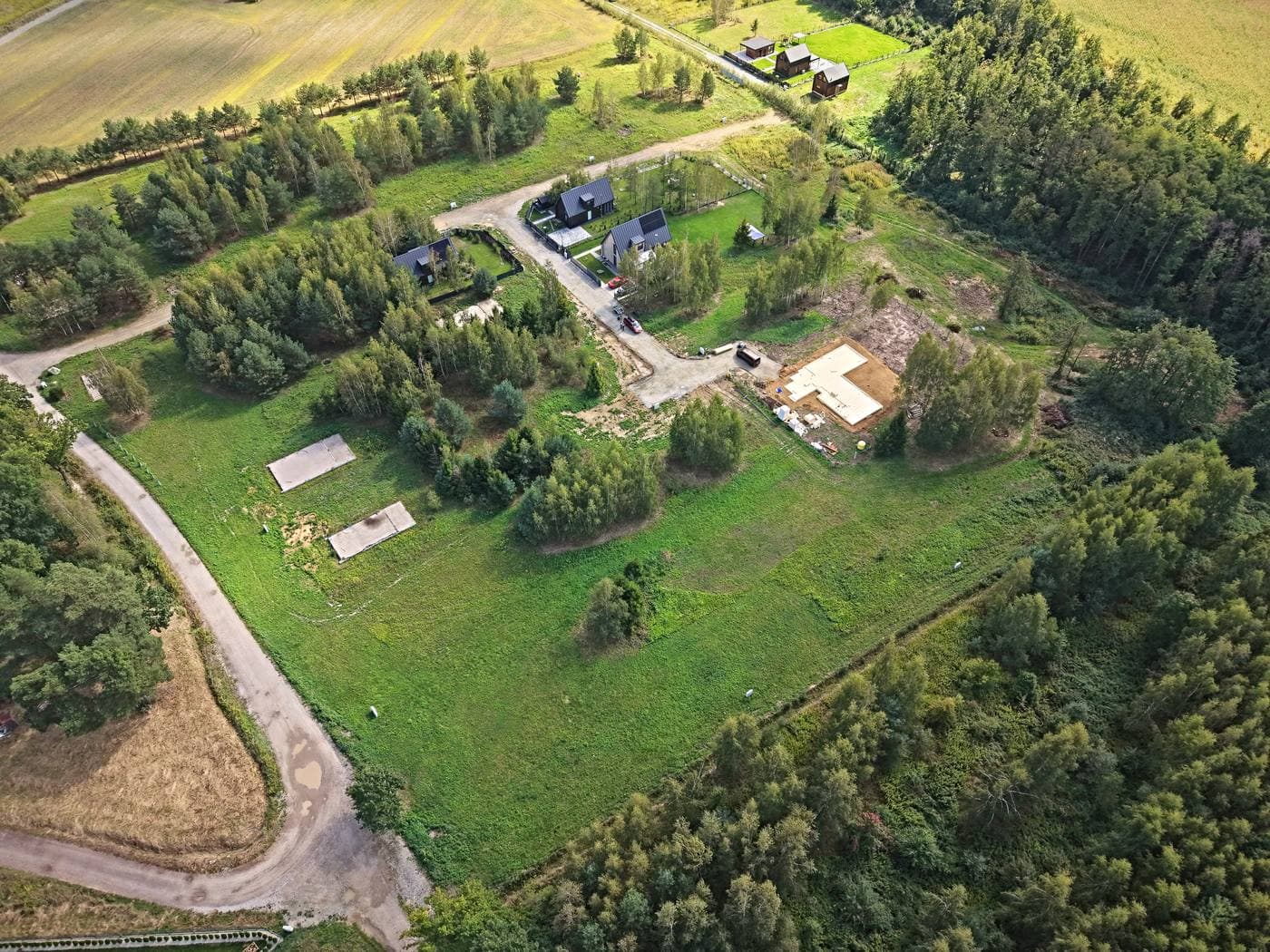 Działki i ściana lasu od północnego zachodu, z lotu ptaka